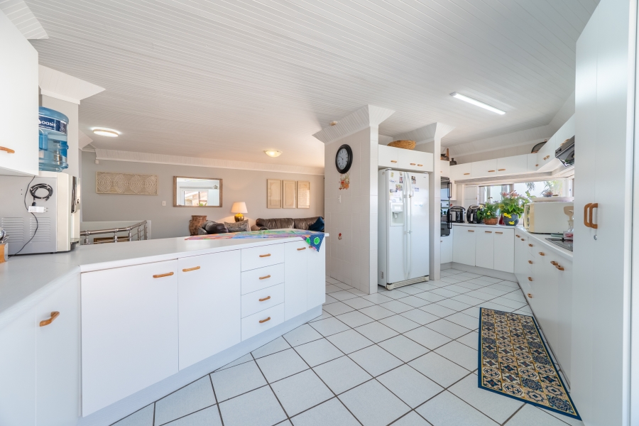 7 Bedroom Property for Sale in Wavecrest Eastern Cape